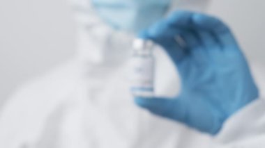 Sağlık çalışanlarında koronavirüse karşı kovishield aşısı. Plastik eldiven ve koruyucu giysi içinde. Mart 2021, San Francisco, ABD