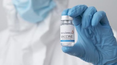 AstraZeneca aşısı Covid-19, coronavirus veya SARS-Cov-2 'ye karşı kauçuk eldivenli doktor elinde, Mart 2021, San Francisco, ABD