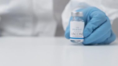 Sağlık çalışanlarında koronavirüse karşı Bharat biyoteknoloji aşısı. Plastik eldiven ve koruyucu giysi. Mart 2021, San Francisco, ABD