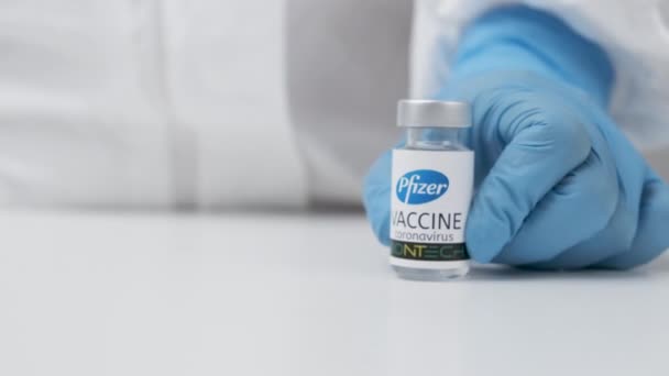 Vaksin Pfizer BioNTech melawan coronavirus di tangan petugas kesehatan dalam sarung tangan karet dan pakaian pelindung, Maret 2021, San Francisco, Amerika Serikat — Stok Video