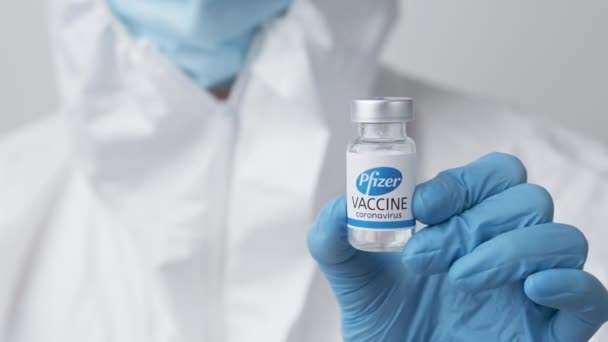 Вакцина против ковида-19, коронавируса или атипичной пневмонии-Cov-2 в резиновых перчатках, март 2021 года, Сан-Франциско, США — стоковое видео
