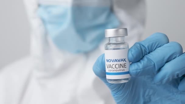 Vaccino Novavax contro Covid-19, coronavirus o SARS-Cov-2 in guanti di gomma, marzo 2021, San Francisco, USA — Video Stock