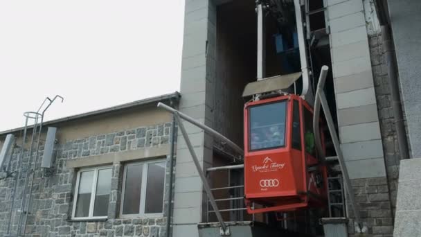 Vermelho funicular ou vermelho suspensão teleférico para Lomnicky pico, Setembro 2020, High Tatry, Eslováquia — Vídeo de Stock