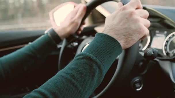 Een man met een moderne Skoda auto. Vooraanzicht op de mens rijdt een auto. Mannelijke handen op het stuur, maart 2021, Praag, Tsjechië. — Stockvideo