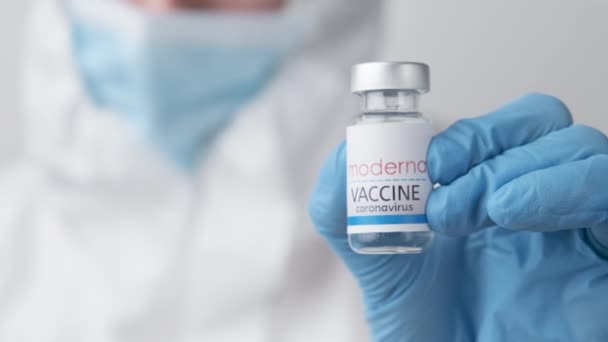 Moderna vakcína proti Covid-19, koronaviru nebo SARS-Cov-2 v ruce lékaře v gumových rukavicích, březen 2021, San Francisco, USA — Stock video