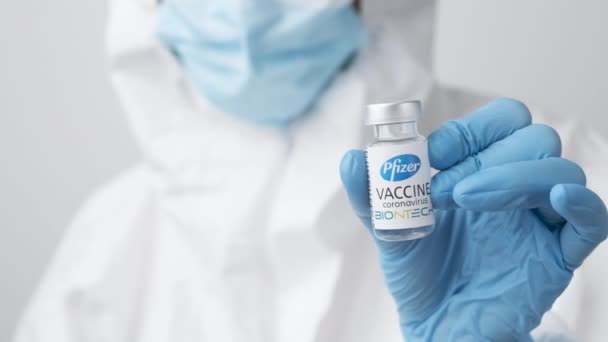 Pfizer BioNTech vaccine against coronavirus in health worker hand in rubber gloves and protective suit, March 2021, San Francisco, USA — Stock Video