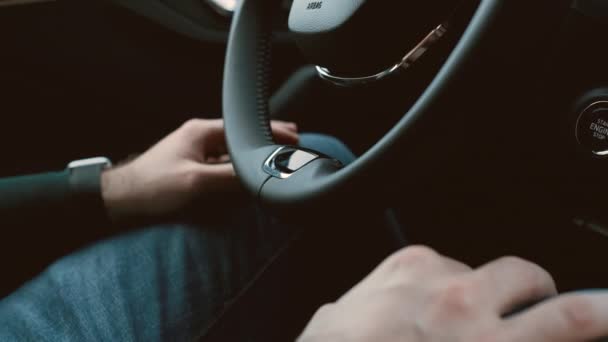 Un homme conduit une voiture en auto-pilote. Mains masculines sur les genoux en conduisant. — Video