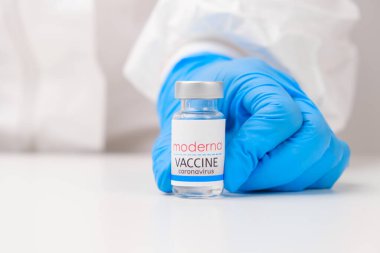 Kovid-19, Coronavirus ya da SARS-Cov-2 'ye karşı moderna aşısı. Doktorun elinde lastik eldivenler, Mart 2021, San Francisco, ABD