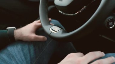 Otomatik sürüş ya da otomatik pilot modu. Elektrikli otomobillerin geleceği. Araba kullanırken dizlerinin üstüne çöker insanlar