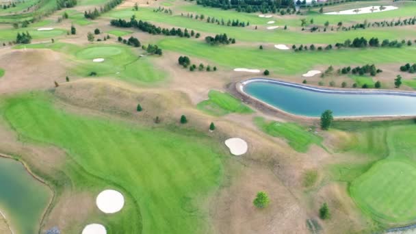 Volo sul campo da golf. Incredibile vista del paesaggio campo da golf con laghi ed erba verde. — Video Stock