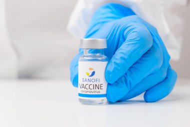 Covid-19, Coronavirus ya da SARS-Cov-2 'ye karşı Sanofi aşısı. Doktorun elinde lastik eldivenler, Mart 2021, San Francisco, ABD