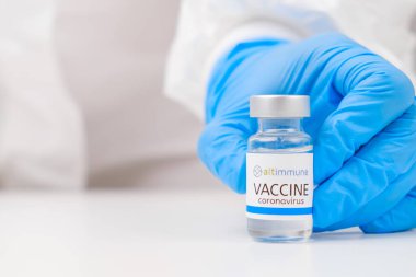 Doktorun elinde Covid-19, Coronavirus ya da SARS-Cov-2 aşısı var..