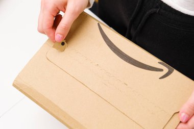 Kadın eli kapatılıyor Amazon 'dan bir paket açılıyor, Mart 2021, Prag, Çek Cumhuriyeti