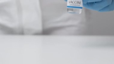 Sputnik V aşısı Covid-19, Coronavirus veya SARS-Cov-2 'ye karşı kauçuk eldivenli doktor elinde, Mart 2021, San Francisco, ABD