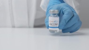 Doktorun elinde Covid-19, Coronavirus ya da SARS-Cov-2 aşılarını plastik eldivenlerle tedavi edin, Mart 2021, San Francisco, ABD