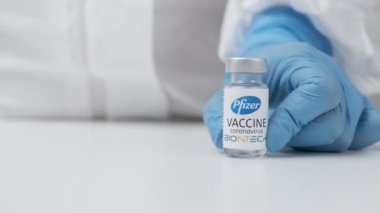 Pfizer BioNTech 'in sağlık çalışanlarında Coronavirüs' e karşı aşısı lastik eldiven ve koruyucu giysi içinde, Mart 2021, San Francisco, ABD