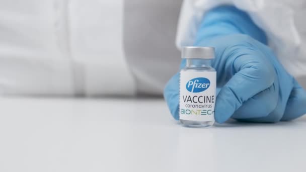 Pfizer BioNTech vakcina a koronavírus ellen egészségügyi dolgozóknak gumikesztyűben és védőruhában, 2021. március, San Francisco, USA — Stock videók