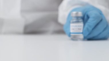 Sağlık çalışanlarında Coronavirus 'a karşı COVAXIN aşısı lastik eldiven ve koruyucu giysi içinde, Mart 2021, San Francisco, ABD