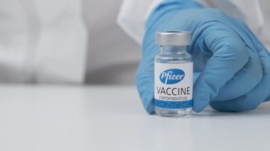Pfizer BioNTech Covid-19, Coronavirus veya SARS-Cov-2 'ye karşı kauçuk eldivenli Pfizer Biyoteknik aşısı, Mart 2021, San Francisco, ABD