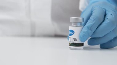 Pfizer BioNTech 'in sağlık çalışanlarında Coronavirüs' e karşı aşısı lastik eldiven ve koruyucu giysi içinde, Mart 2021, San Francisco, ABD