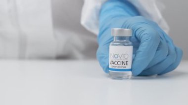 Sağlık çalışanlarında koronavirüse karşı INOVIO aşısı lastik eldiven ve koruyucu giysi içinde, Mart 2021, San Francisco, ABD