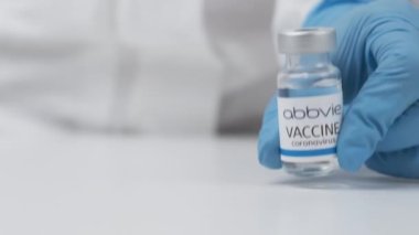 Sağlık çalışanlarında Coronavirus 'a karşı AbbVie aşısı lastik eldiven ve koruyucu giysi içinde, Mart 2021, San Francisco, ABD