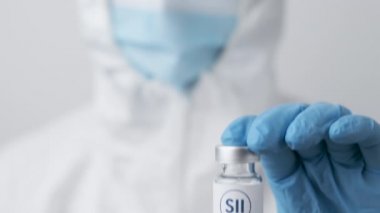Sağlık çalışanlarında koronavirüse karşı kovishield aşısı. Plastik eldiven ve koruyucu giysi içinde. Mart 2021, San Francisco, ABD