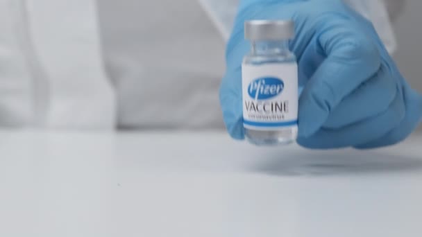 Pfizer vaccine against Covid-19, coronavirus or SARS-Cov-2 in doctor hand in rubber gloves, marzo 2021, San Francisco, USA — Video Stock