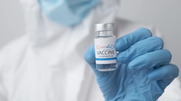 Vacuna Cure Vac contra Covid-19, coronavirus o SARS-Cov-2 en la mano del médico en guantes de goma, marzo 2021, San Francisco, EE.UU. — Vídeo de stock