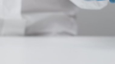 Sağlık çalışanlarında Coronavirus 'a karşı COVAXIN aşısı lastik eldiven ve koruyucu giysi içinde, Mart 2021, San Francisco, ABD