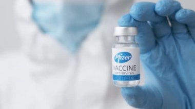 Pfizer BioNTech Covid-19, Coronavirus veya SARS-Cov-2 'ye karşı kauçuk eldivenli Pfizer Biyoteknik aşısı, Mart 2021, San Francisco, ABD