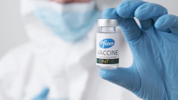 Pfizer BioNTech vacina contra coronavírus em mão de trabalhador de saúde em luvas de borracha e terno protetor, março de 2021, São Francisco, EUA — Vídeo de Stock