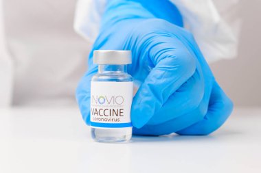 Inovio İlaç Aşısı Covid-19, Coronavirus veya SARS-Cov-2 'ye karşı kauçuk eldivenli doktor elinde, Mart 2021, San Francisco, ABD