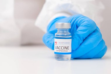 SARS-Cov-2, Coronavirus ya da Covid-19 'a karşı biyo-ilaç aşısı. Plastik eldivenli bir doktor tarafından masaya kondu. Mart 2021, San Francisco, ABD