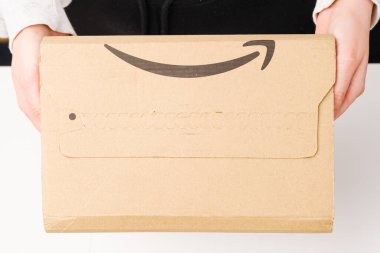 Amazon paketi kadınların elinde, Mart 2021, Prag, Çek Cumhuriyeti