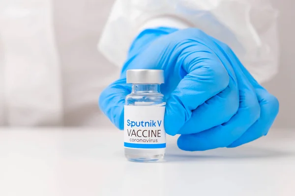 Sputnik V aşısı Covid-19, Coronavirus veya SARS-Cov-2 'ye karşı kauçuk eldivenli doktor elinde, Mart 2021, San Francisco, ABD