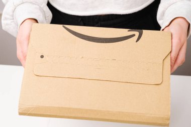 Amazon 'dan bir paket taşıyan kadın, Mart 2021, Prag, Çek Cumhuriyeti
