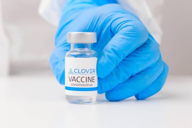 Çin Yoncusu aşısı Covid-19, koronavirüs ya da SARS-Cov-2 'ye karşı kauçuk eldivenle doktor eli, Mart 2021, San Francisco, ABD