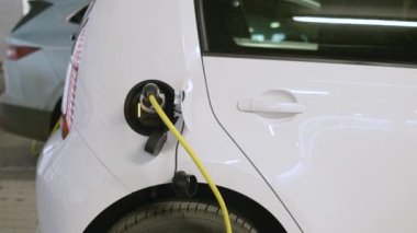 Şarj istasyonunda elektrikli arabalar şarj oluyor. Sıfır emisyon arabaları. 