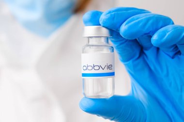 Abbvie şişesi ya da enjeksiyon için ilaç şişesi ya da plastik eldivenli bilim adamlarına verilen ilaçlar. Mart 2021, San Francisco, ABD
