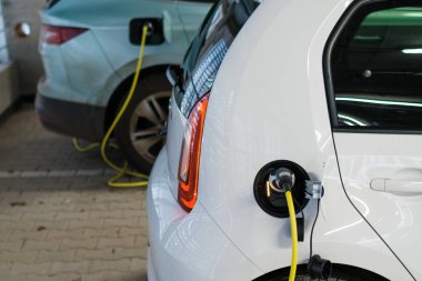 Şarj istasyonunda elektrikli arabalar şarj oluyor. Sıfır emisyon arabaları. 