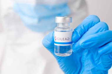 İlaç iğnesi için Gilead şişesi ya da şişe ya da plastik eldivenli bilim adamlarının elinde ilaç. Mart 2021, San Francisco, ABD