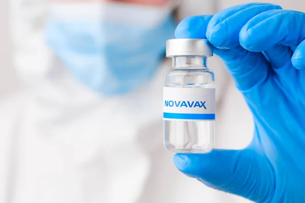 Novavax injektionsflaska eller flaska för injektion med läkemedel eller läkemedel i händerna på forskare i gummihandskar. Mars 2021, San Francisco, USA — Stockfoto