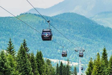 Kablolu ya da füniküler Bachledova vadisinde, arkasında dağlar olan. Slovakya 'daki Bachledka gondol hattı, Nisan 2021, Bachledova vadisi, Slovakya.