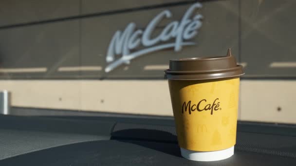 Koffie van Mc Cafe in de auto, maart 2021, Praag, Tsjechië. — Stockvideo