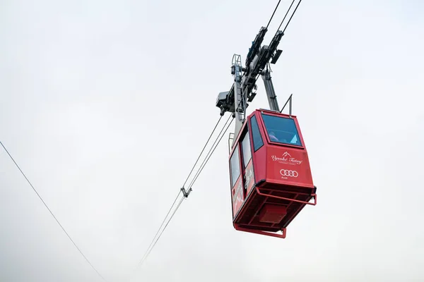 Rote Standseilbahn oder rote Hängebahn auf den Lomnitzgipfel bei Nebel oder Wolken, September 2020, Hohe Tatra, Slowakei — Stockfoto