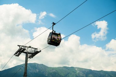 Gökyüzündeki Bachledova vadisinde kablolu ya da füniküler. Slovakya 'daki Bachledka gondol hattı, Nisan 2021, Bachledova vadisi, Slovakya.