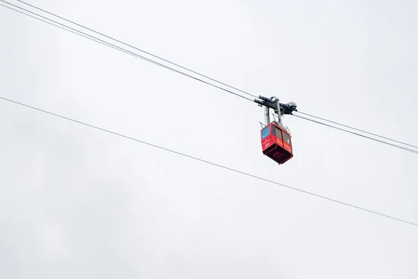 Rote Standseilbahn oder rote Hängebahn auf den Lomnitzgipfel bei Nebel oder Wolken, September 2020, Hohe Tatra, Slowakei — Stockfoto