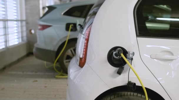 Coches eléctricos cargando en la estación de carga. Coches de cero emisiones. — Vídeos de Stock