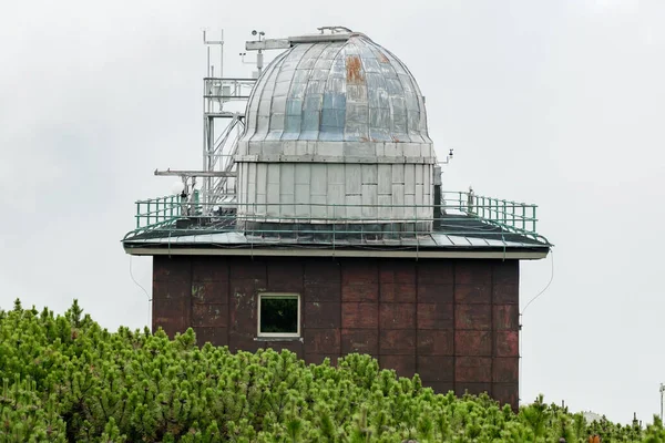 Slovakya 'nın yüksek Tatras kentindeki Skalnatif pleso veya tarn veya göl yakınlarındaki astronomik ve meteorolojik gözlemevi. — Stok fotoğraf